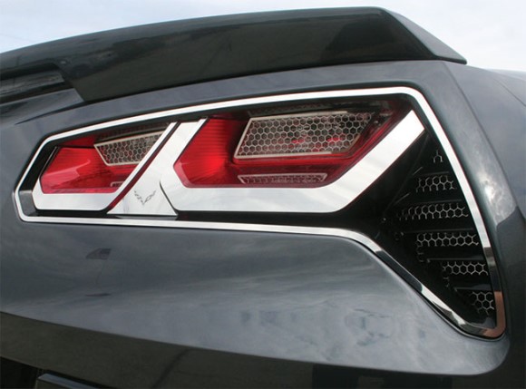 T/LGHT BEZEL TRM. C7 EMBLEM. PLSHD